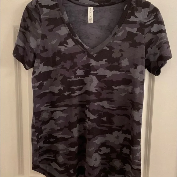 Athleta Breezy Camo Scoop Tee - Size Small - NWOT - Picture 3 of 9